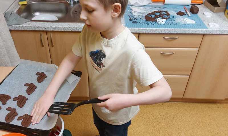 Pečení velikonočních perníčků