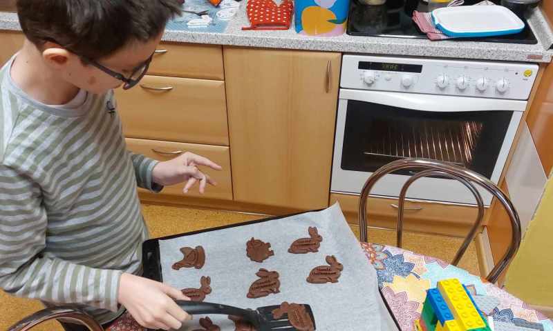 Pečení velikonočních perníčků