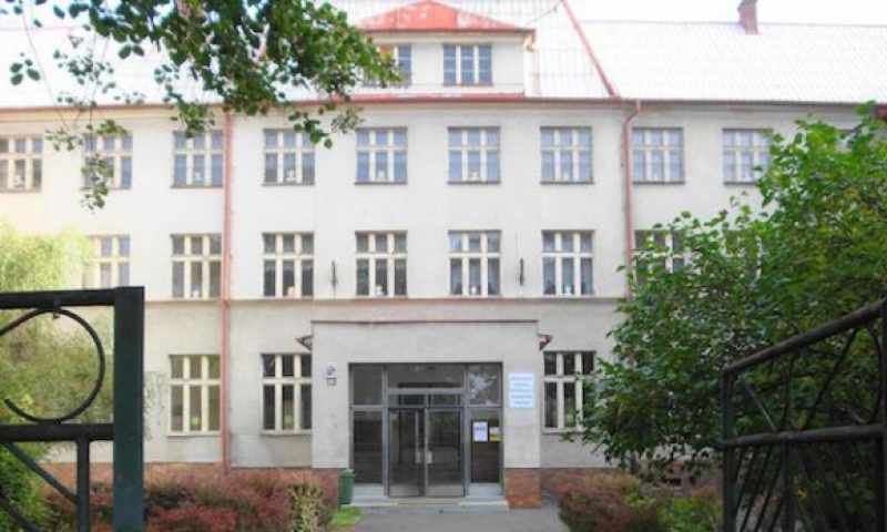 zs Ostrov budova skoly