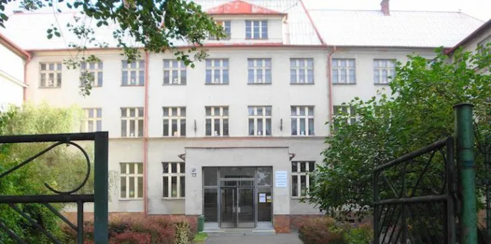 zs Ostrov budova skoly